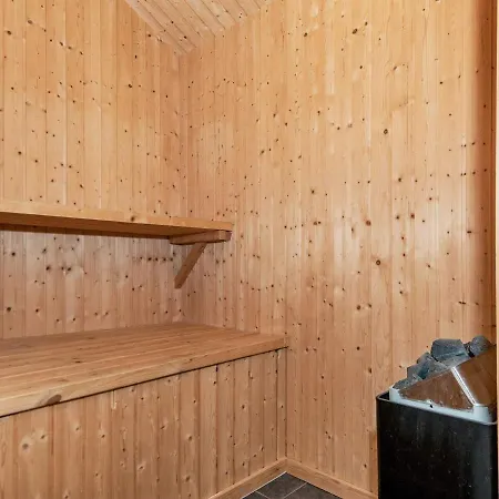 Four-bedroom Holiday In 6 *