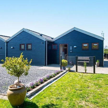 Four-bedroom Holiday In 6 * Hemmet